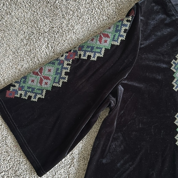 Pyramid Collection size 2X Embroidered Black Stretch Velvet 3/4 Bell Sleeve top - Picture 4 of 5